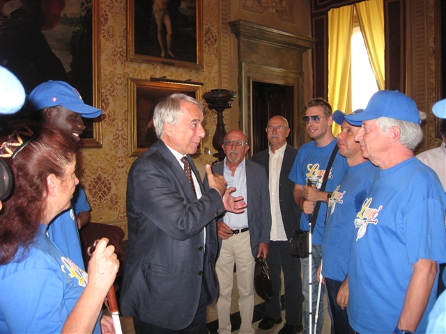 Giuliano Pisapia si complimenta con Fabio Giurleo e la squadra